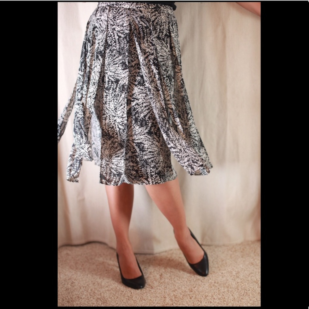 Black & white fern patterned skirt